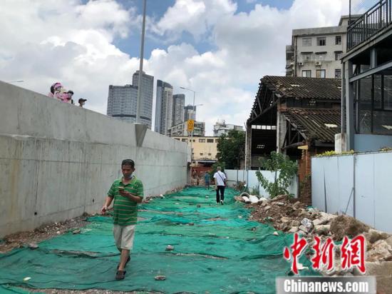 “桥中屋”前的小路 孙秋霞 摄