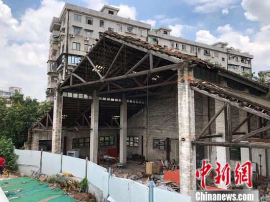 “桥中屋”旁被拆迁的房子 孙秋霞 摄