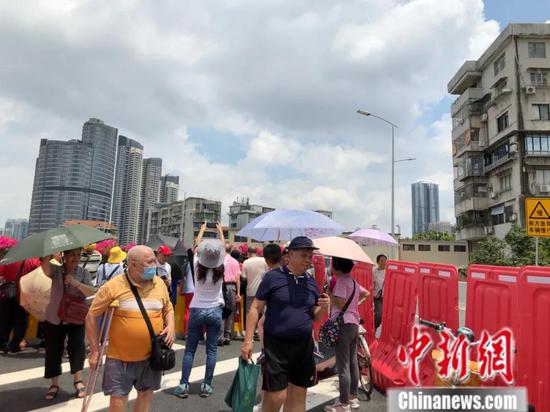 市民到“桥中屋”附近拍照打卡 孙秋霞 摄