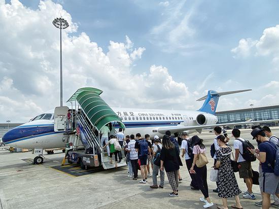 　旅客搭乘南航ARJ21飞机