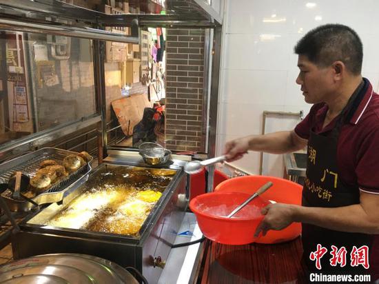 图为惠州名食“阿嬷叫”烹调现场。　宋秀杰 摄