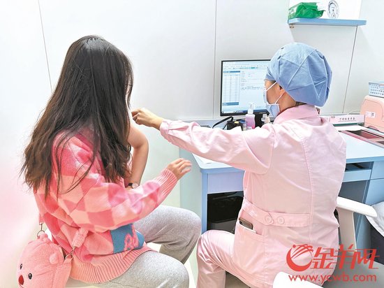 女孩在接种HPV疫苗 图/张华