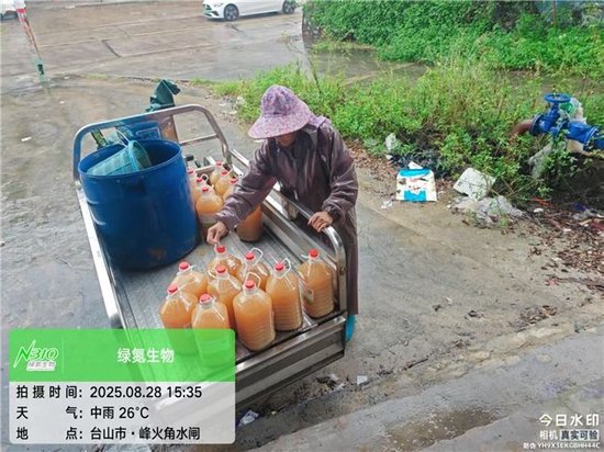 养殖户到菌站领菌液
