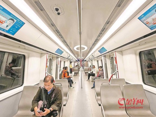广州地铁二十二号线列车内 羊城晚报全媒体记者 严艺文 摄