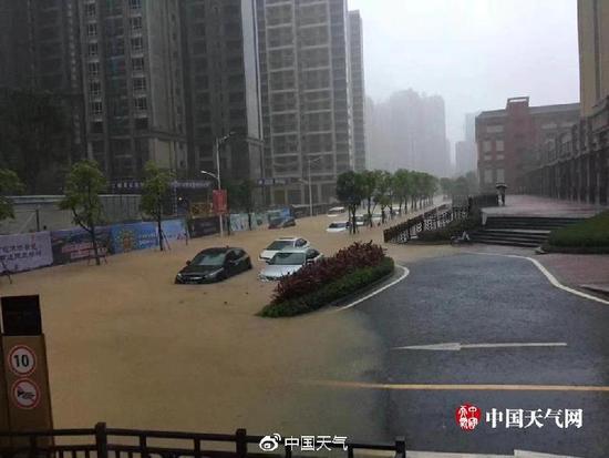 广州江门新会区出现严重道路积水,汽车被淹。