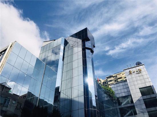 广州日报记者张鸿雁 摄于人民中路。