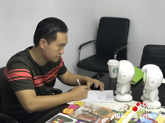 慧昱科教创始人兼CEO陈中流在接受采访前向我们展示了小哈机器人