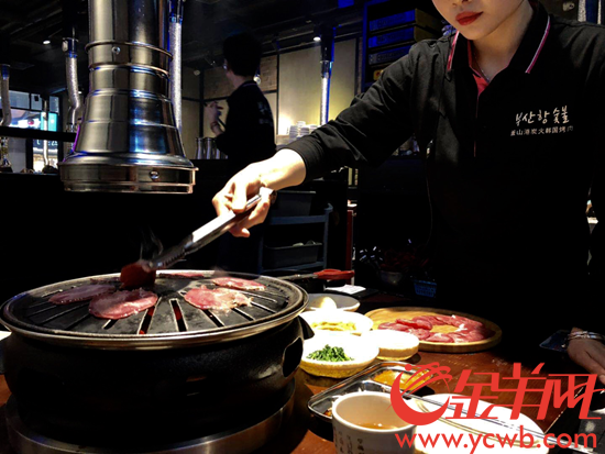 在一韩国料理店，要求点两份烤肉才下单 金羊网记者 李焕坤 摄