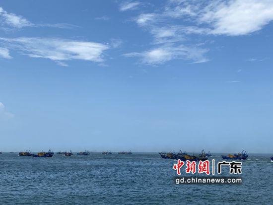 图为揭阳惠来渔船扬帆启航出海。林大森摄影