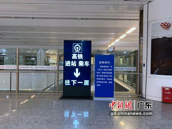 图为出站后的北头(B口)站口,指引牌上写着站口临时关闭。 朱族英 摄