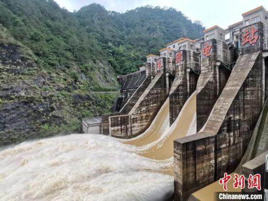 此前，梅州市调度长潭水库开闸泄洪。（资料图）梅州市水务局供图