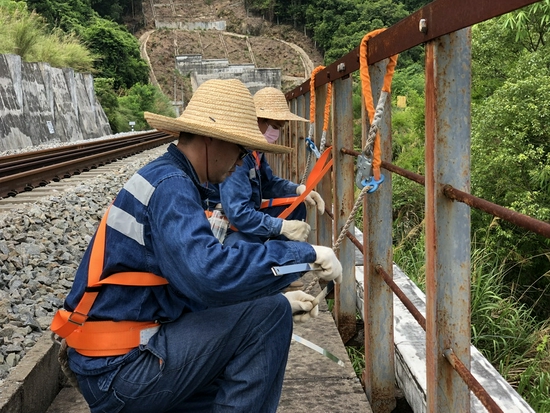 肇庆信号水电段党员突击队员在岑茂线检查加固电力电缆槽盖板