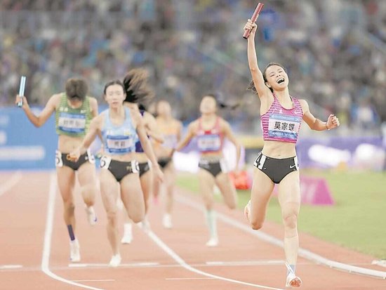 莫家蝶（右一）成为新一代领军人物