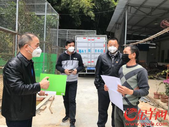 工作人员做好野生动物保护宣传工作