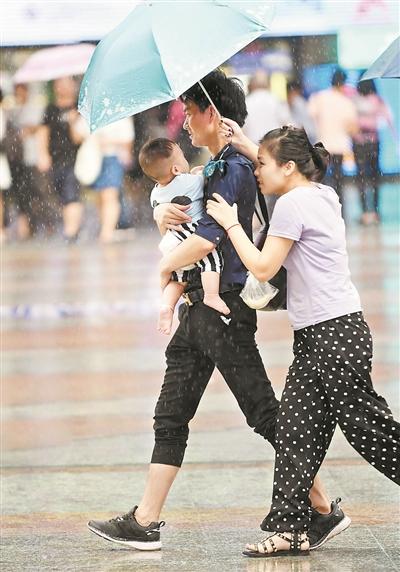 昨日，广州时而暴晒时而下雨，市民随身带伞。广州日报全媒体记者黎旭阳 摄