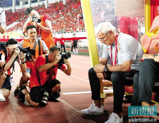 ■中国队主教练里皮（右）在比赛前。新华社发