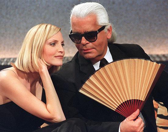 当地时间1997年12月13日，德国， Karl Lagerfeld（右）