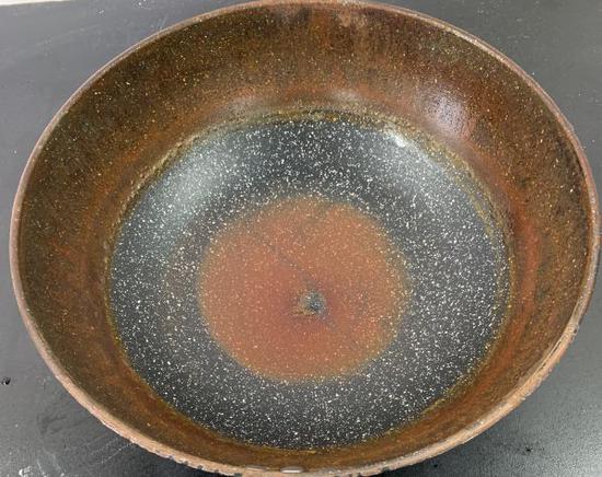 腐蚀较严重的锅体样品图