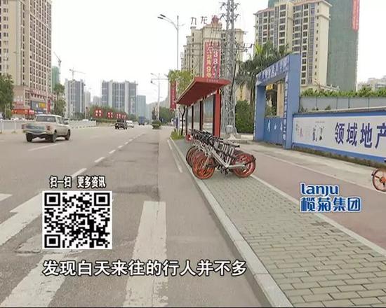 周围路过的街坊听闻这件事,