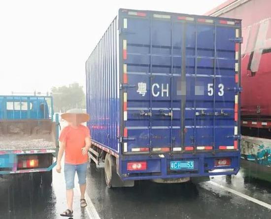 由于李某未确保安全距离,负事故全部责任。