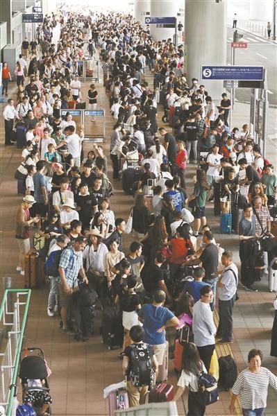 机场内被困的旅客。@视觉中国