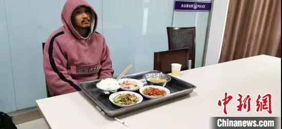 图为:民警端给流浪男子热腾腾的饭食,但他还是拒绝交谈 椒江供图 摄