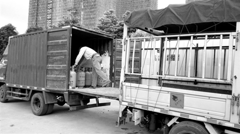 禅城季华路一僵尸车内藏了61个气瓶