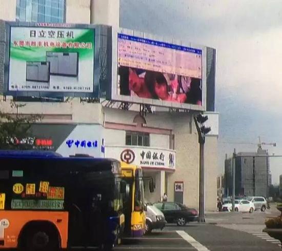 东莞高埗镇闹市主干道大屏幕竟上演A片近半小