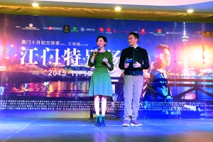 张智霖、佘诗曼在台上分享拍电影心得。信息时报记者 廖宴思 摄