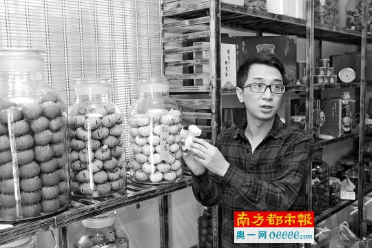 11月17日上午,江门市新会区。大学毕业后考上香港公务员的梁伟钊,工作三年后辞职回新会与同伴合作创业制作柑普茶。