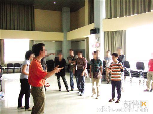 ■社工与感染者一起做游戏。通讯员供图