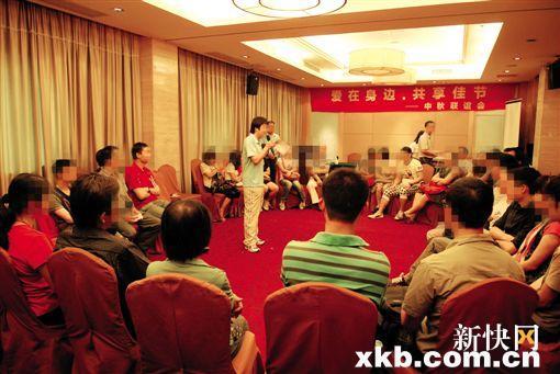 ■社工与艾滋病感染者中秋联谊。