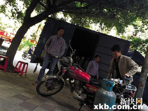 ■棠安路“以车代仓”,路边销售瓶装液化气。