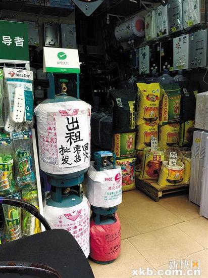 ■萧岗村内许多商铺都经营着“代客充气”的业务。