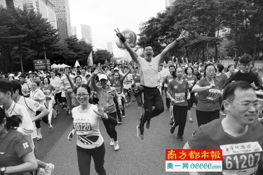 5日，深马比赛开跑，一位选手对着镜头高高跃起。南都记者 陈文才 摄