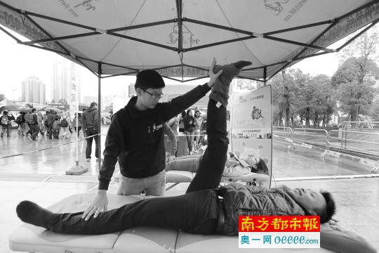 工作人员演示为运动员做跑马后拉伸。南都记者 林宏贤 摄