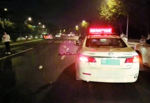 图为涉事车辆在夜考路段将一骑车男子撞倒身亡。信息时报记者 朱元斌 翻拍
