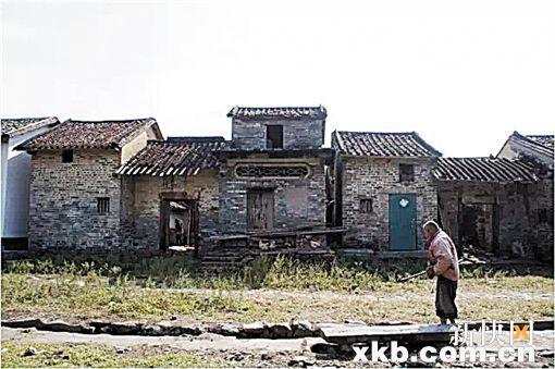 ■增城黄屋村一些旧建筑已经破败无人居住。