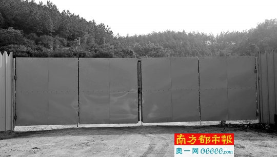 汽修厂大门已经封闭,从外面很难看到厂内情形。