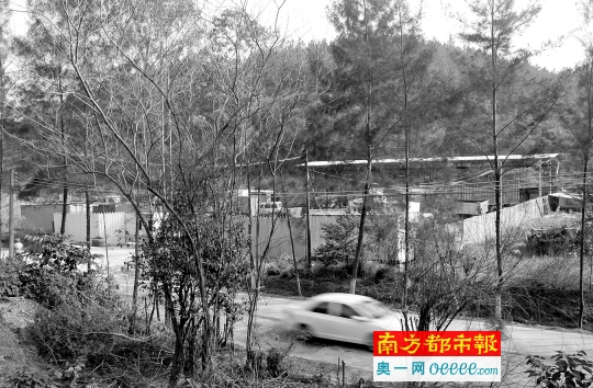 南都记者从对面山上拍摄到的汽修厂。