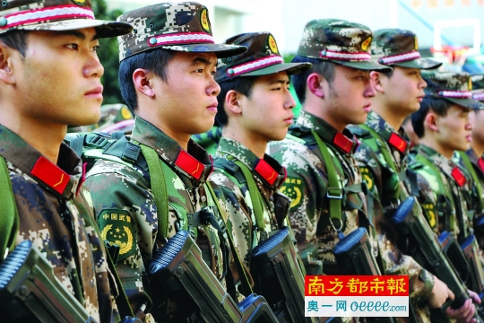 官兵们严阵以待。