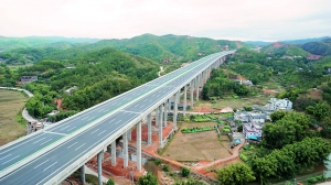 揭(西)博(罗)高速公路中的一段。