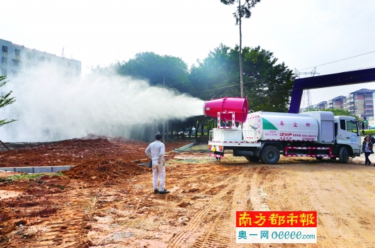 雾炮车主要作用即除尘,喷射距离达80米。通讯员供图