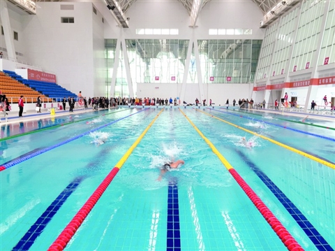 高明体育中心昨起开放 首个恒温游泳馆启用_佛