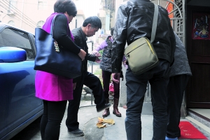 陈老伯昨日回到家里,进门前,陈家人用纸张点了一把火,陈老伯从火上跨过去。