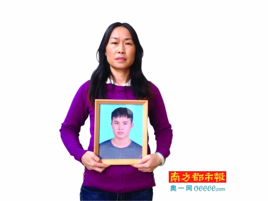 沙女士捧着儿子的遗 像 ,黯然泪下。