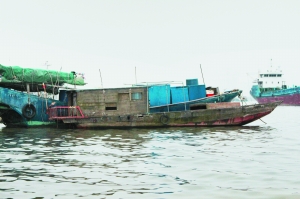 大三洲边防派出所查获的偷渡运送船。