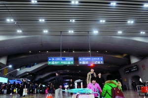 广州南站内部空间曾被旅客诟病光线太差,记者昨日发现东大厅已加装了照明灯。信息时报记者 郭柯堂 摄
