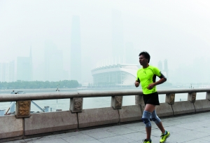 ▲即使空气不怎么好，仍有人在广州塔下跑步。信息时报记者 朱元斌 摄
