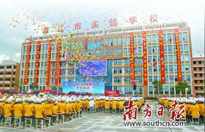 2014年，廉江引入民间资本6.2亿元创办了廉江市实验学校，这所民办学校可提供1.2万个优质学位。